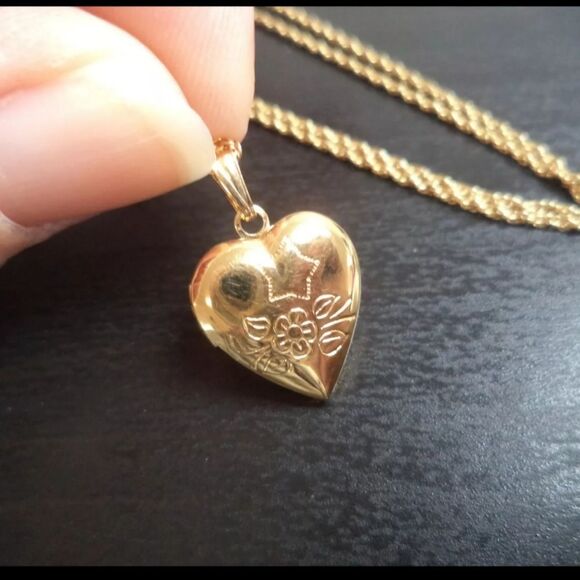 STUNNING VINTAGE SIGNED CROWN TRIFARI HEART FLOWER LOCKET 15.5" NECKLACE EUC - Picture 2 of 4